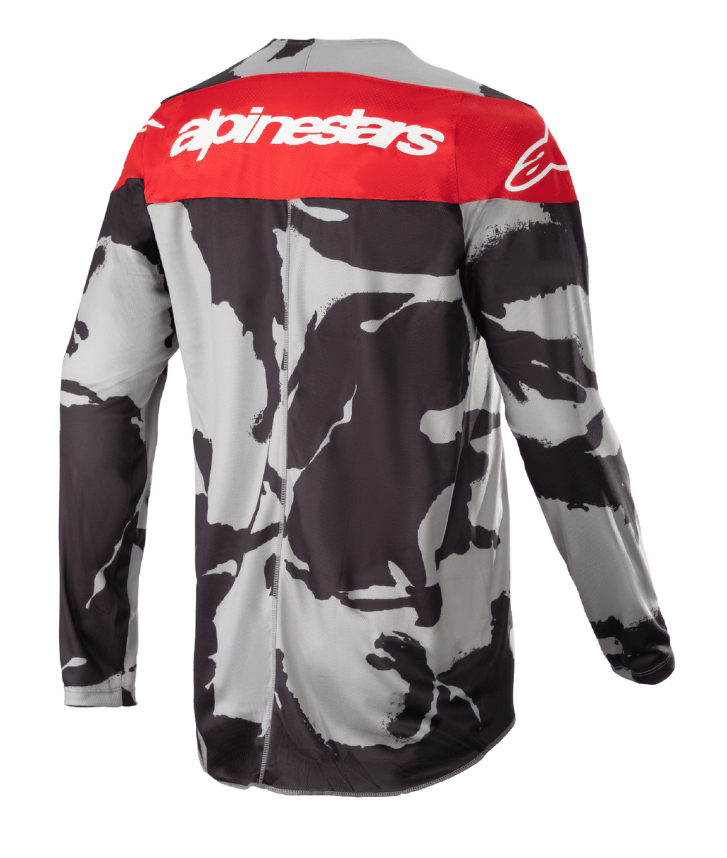 Alpinestars 2023 Racer Tactical trøje, motocross-trøje, Cast Gray Camo og Mars Red, set bagfra med et rødt øvre panel med hvidt Alpinestars-logo og et grå-sort camouflagemønster, letvægts performance-beklædning til off-road kørsel