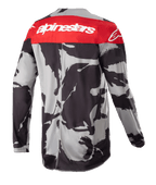 Alpinestars 2023 Racer Tactical trøje, motocross-trøje, Cast Gray Camo og Mars Red, set bagfra med et rødt øvre panel med hvidt Alpinestars-logo og et grå-sort camouflagemønster, letvægts performance-beklædning til off-road kørsel
