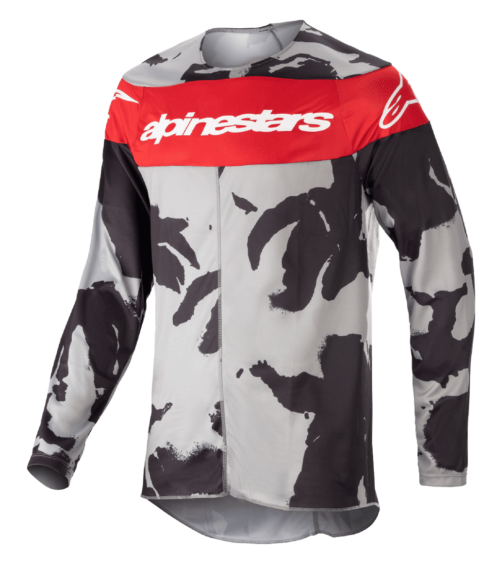 Alpinestars 2023 Racer Tactical trøje, motocross-jersey, Cast Gray Camo og Mars Red, markant rød bryststribe med hvid Alpinestars-branding, sort og gråt camouflage-mønster, langærmet teknisk beklædning til off-road racing