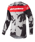 Alpinestars 2023 Racer Tactical trøje, motocross-jersey, Cast Gray Camo og Mars Red, markant rød bryststribe med hvid Alpinestars-branding, sort og gråt camouflage-mønster, langærmet teknisk beklædning til off-road racing