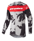 Alpinestars 2023 Racer Tactical trøje, motocross-jersey, Cast Gray Camo og Mars Red, markant rød bryststribe med hvid Alpinestars-branding, sort og gråt camouflage-mønster, langærmet teknisk beklædning til off-road racing