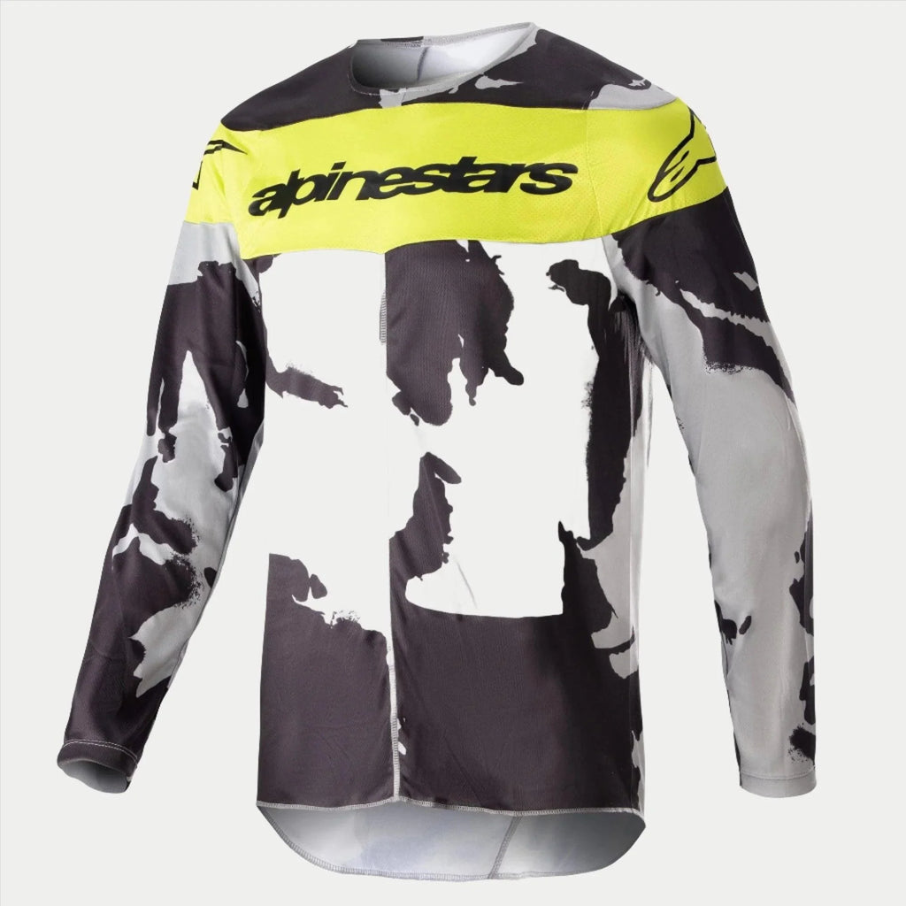 Alpinestars 2023 Racer Tactical trøje, motocross-trøje, Cast Gray Camo og Yellow Fluo, med gråt og sort camouflagemønster, et lysende gult brystpanel og Alpinestars-logo, slidstærkt langærmet performance-gear til off-road racing