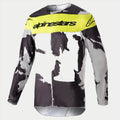 Alpinestars 2023 Racer Tactical trøje, motocross-trøje, Cast Gray Camo og Yellow Fluo, med gråt og sort camouflagemønster, et lysende gult brystpanel og Alpinestars-logo, slidstærkt langærmet performance-gear til off-road racing
