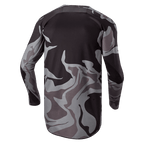 Alpinestars 2024 Racer Tactical trøje, motocross trøje, Cast Gray Camo Magnet, set bagfra med gråt og sort camouflage-mønster, åndbart materiale og et forlænget bagstykke for øget dækning
