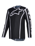 Alpinestars 2026 Fluid Apex trøje, motocross-trøje, sort med hvide detaljer, stort hvidt logo på brystet, hvide kanter langs sømmene, langærmet performance-polyfabric til off-road-kørsel