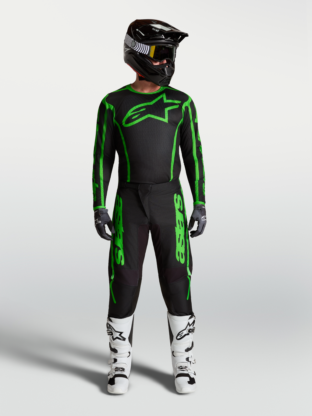 Alpinestars Fluid Apex V2 bukser, herre motocross-udstyr, sort og neon-grøn, komplet racersæt med hvide støvler.