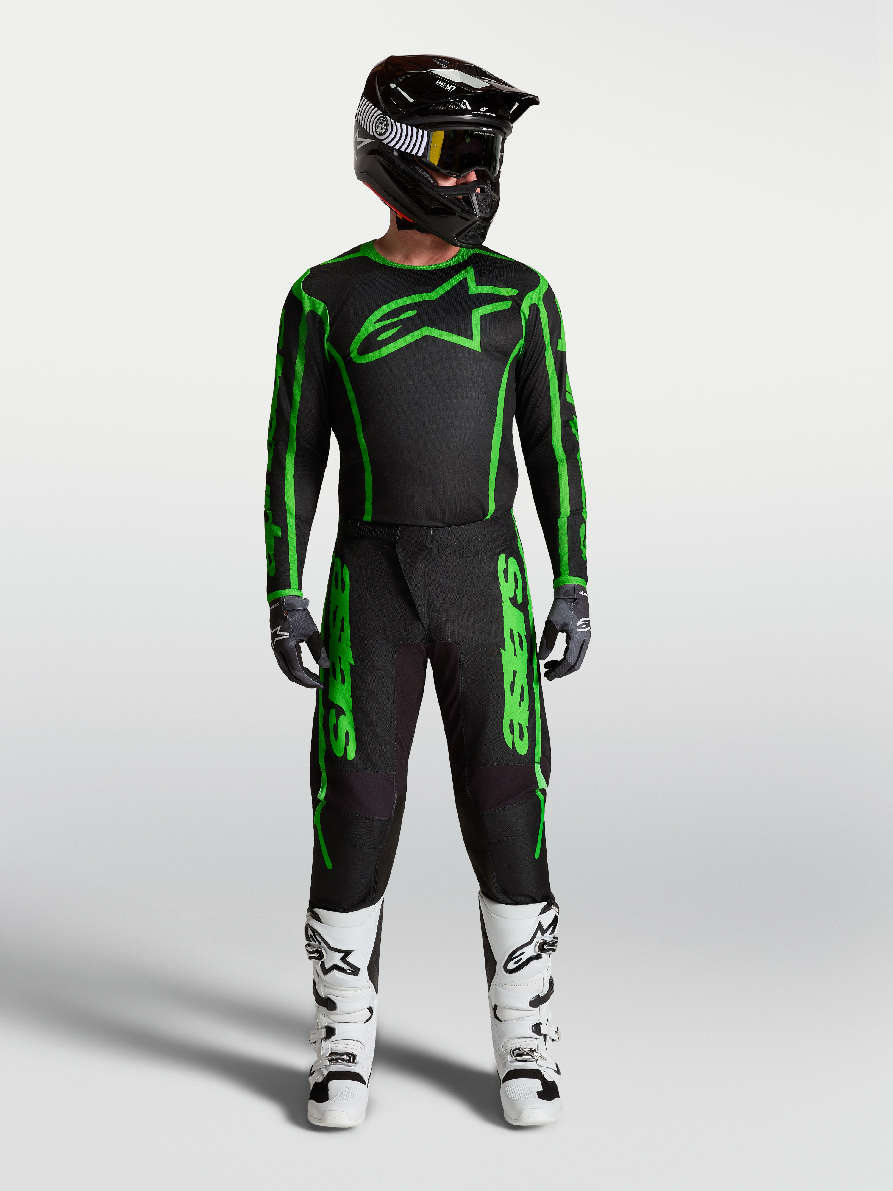 Alpinestars Fluid Apex V2 bukser, herre motocross-udstyr, sort og neon-grøn, komplet racersæt med hvide støvler.