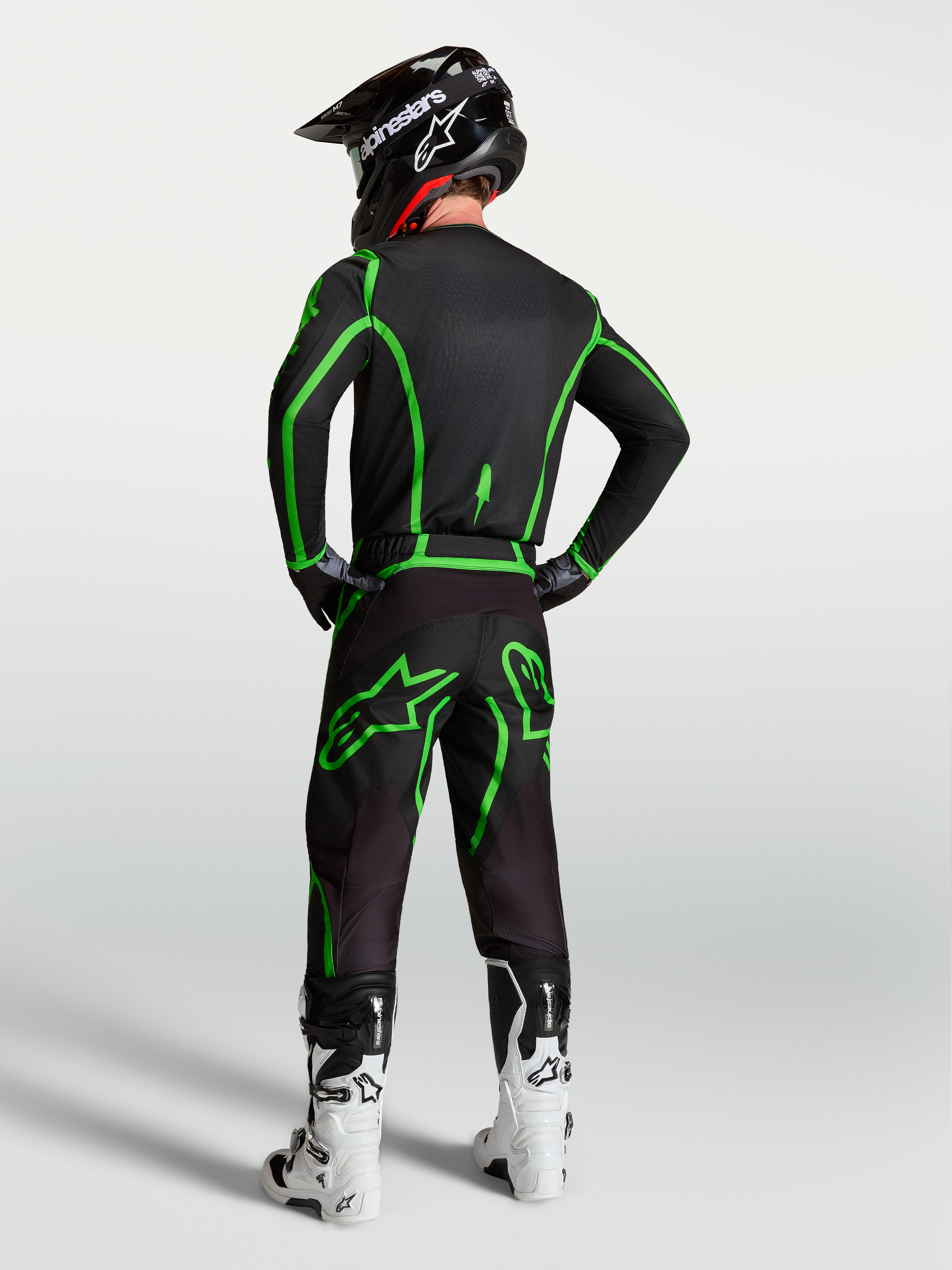 Alpinestars Fluid Apex V2 bukser, motocrossbukser til mænd, sort og grøn, ergonomisk pasform i komplet gearsæt set bagfra.