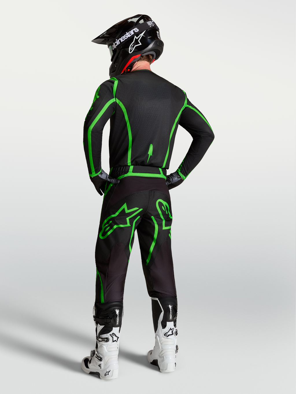 Alpinestars Fluid Apex V2 trøje, herre-motocrosstrøje i sort og grøn, set bagfra på model med matchende bukser.