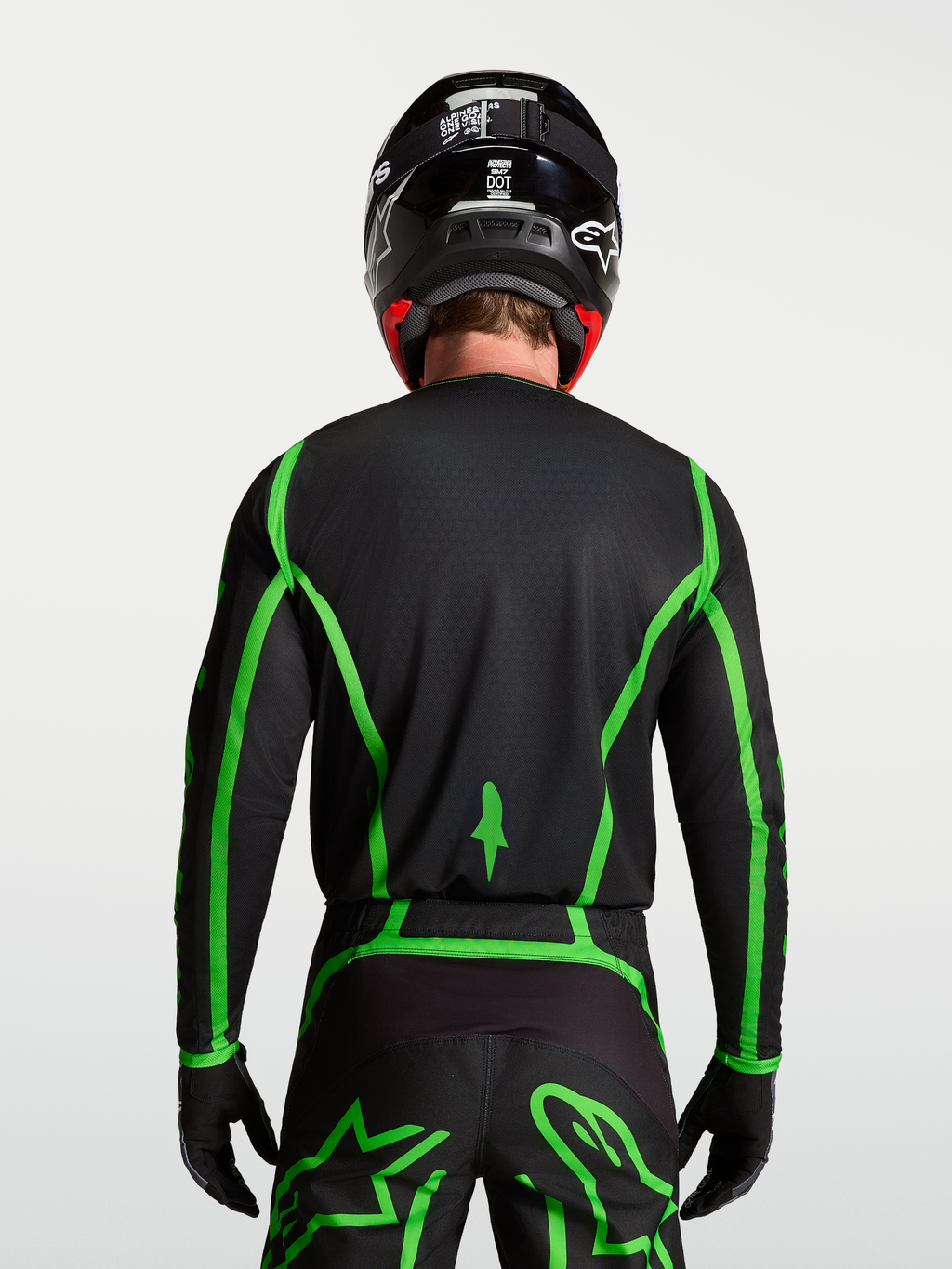 Alpinestars Fluid Apex V2 trøje, motocrosstrøje til herrer, sort og grøn, bagfra på model med forlænget rygstykke til MX.
