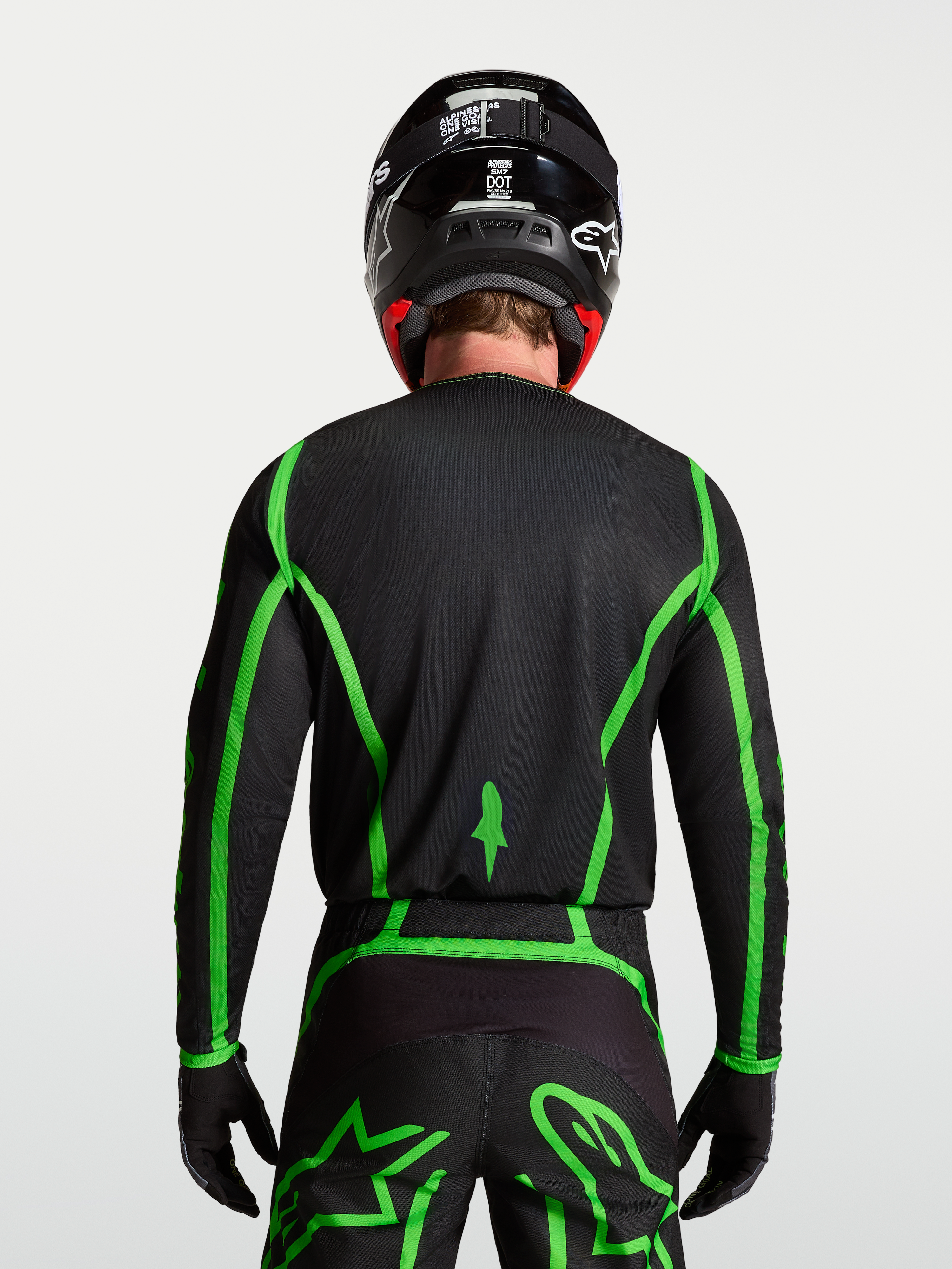 Alpinestars Fluid Apex V2 trøje, motocrosstrøje til herrer, sort og grøn, bagfra på model med forlænget rygstykke til MX.