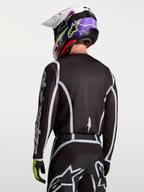 Alpinestars Fluid Apex V2 trøje, motocross racingtrøje til herrer, sort og sølv, fugttransporterende polyfabrik, set bagfra på model