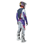 Motocrosskører set bagfra iført Alpinestars 2024 Racer Hoen Jersey i farven Light Gray Hot Orange Black, marineblåt rygpanel med orange stjernelogo, lilla ærmer, matchende racerbukser og hvide støvler.