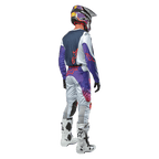 Alpinestars 2024 Racer Hoen-bukser og gear, komplet motocross-udstyr set bagfra, lilla, navy og lys grå med orange detaljer, hvid og lilla hjelm, hvide støvler, professionelt terrænkørselsudstyr