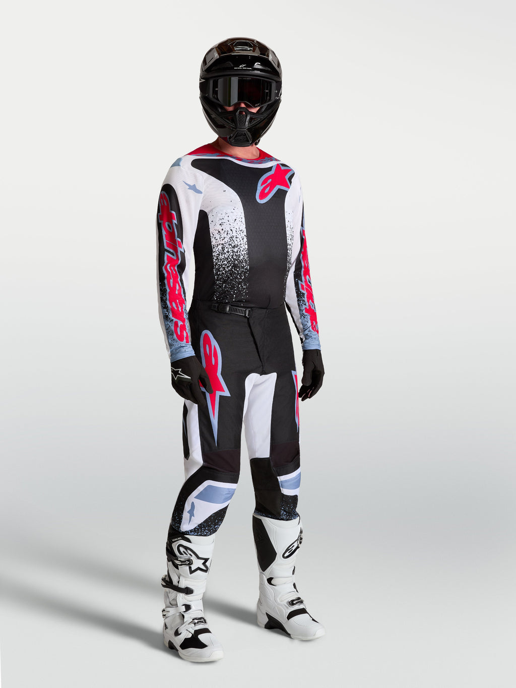 Alpinestars 2027 Fluid Drag Gear Sæt, herre-motocross-sæt i sort og hvid med rød grafik og hvide motorcykelstøvler.