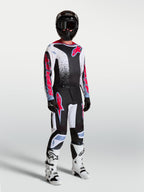 Alpinestars 2027 Fluid Drag Gear Sæt, herre-motocross-sæt i sort og hvid med rød grafik og hvide motorcykelstøvler.