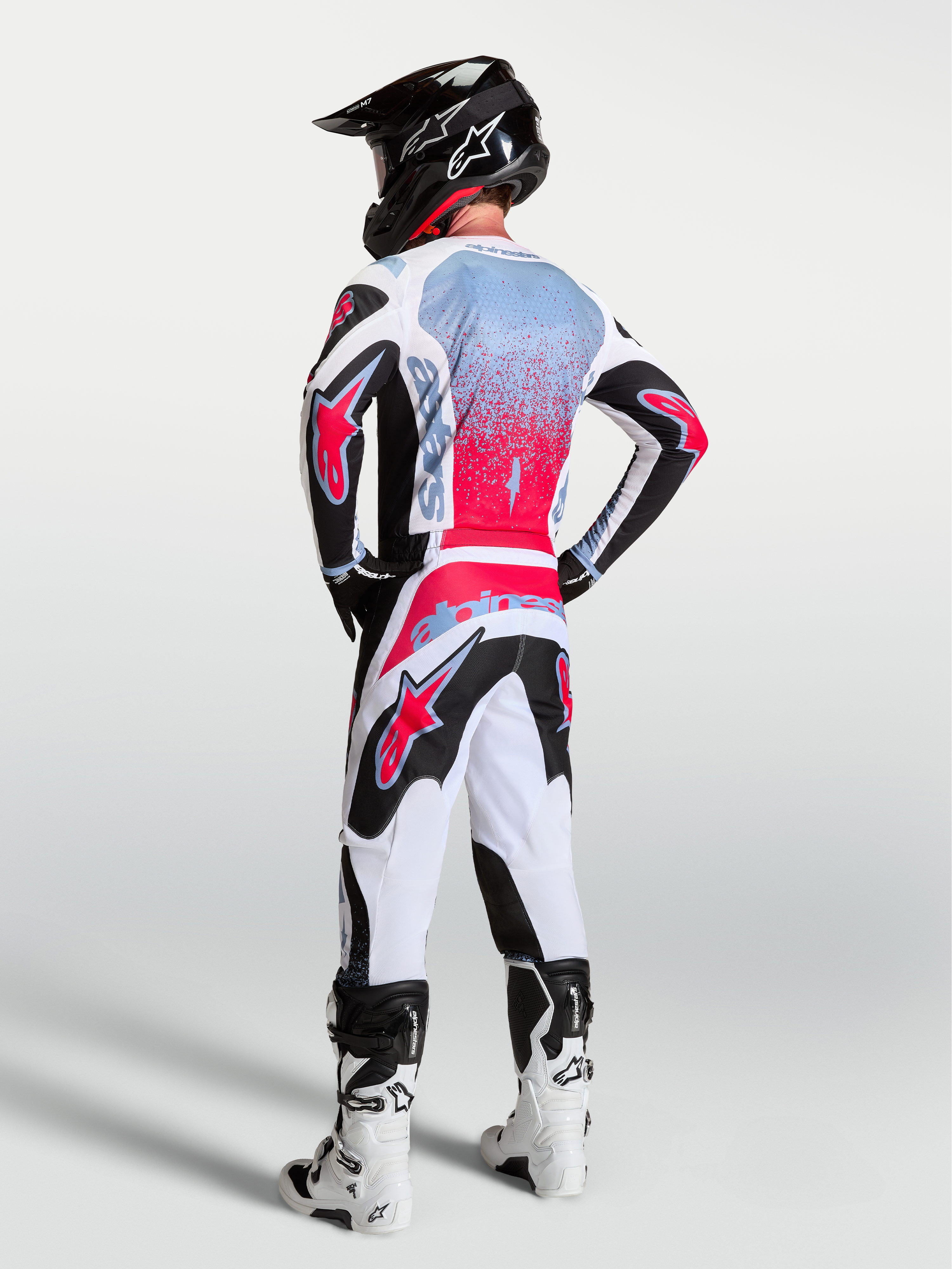 Alpinestars Fluid Drag trøje, herre-motocrossudstyr i sort og rød fluo, åndbart tekstil, set bagfra på model.