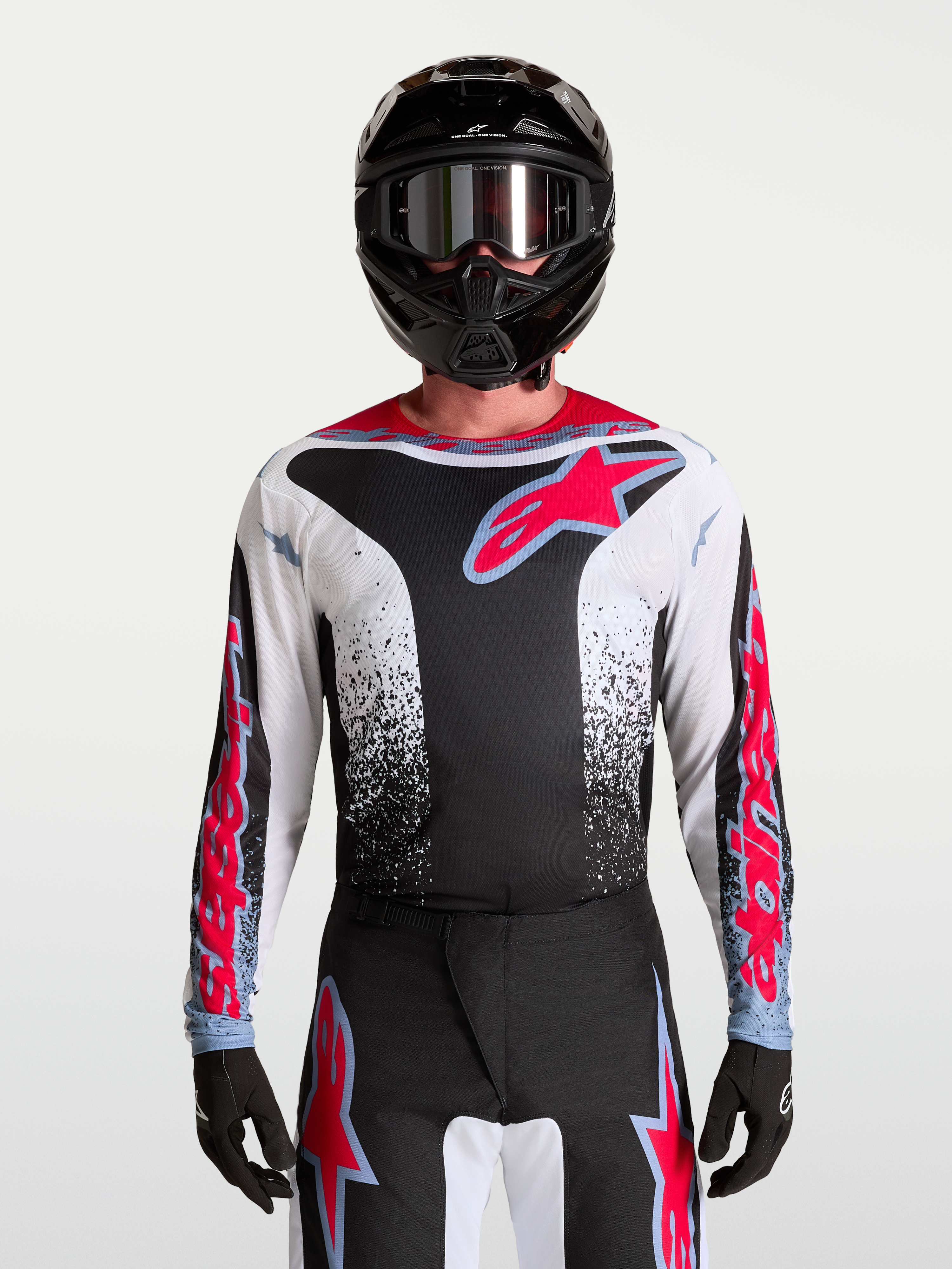 Alpinestars Fluid Drag trøje, herre-motocrosstrøje i sort, hvid og rød med aggressiv grafik til terrænkørsel, set på model.