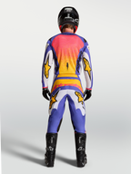 Alpinestars Fluid Drag bukser og udstyrssæt, herre-motocrossudstyr i lilla, blå og guld, set bagfra på model.