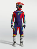 Alpinestars Fluid Drag trøje og Fluid Drag gear-sæt, marineblå og rød motocrossbeklædning med hvide støvler og hjelm.