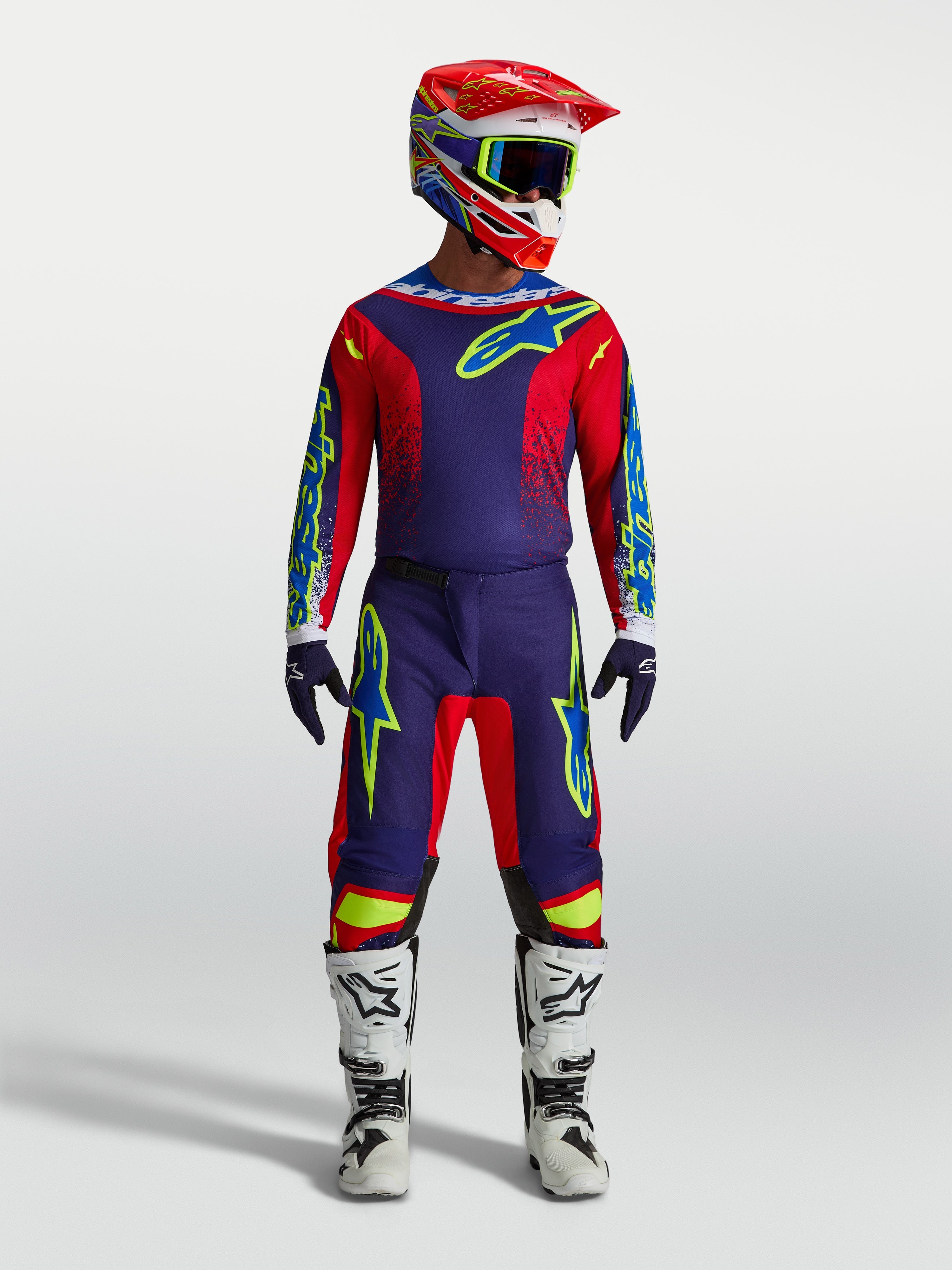 Alpinestars Fluid Drag trøje og Fluid Drag gear-sæt, marineblå og rød motocrossbeklædning med hvide støvler og hjelm.