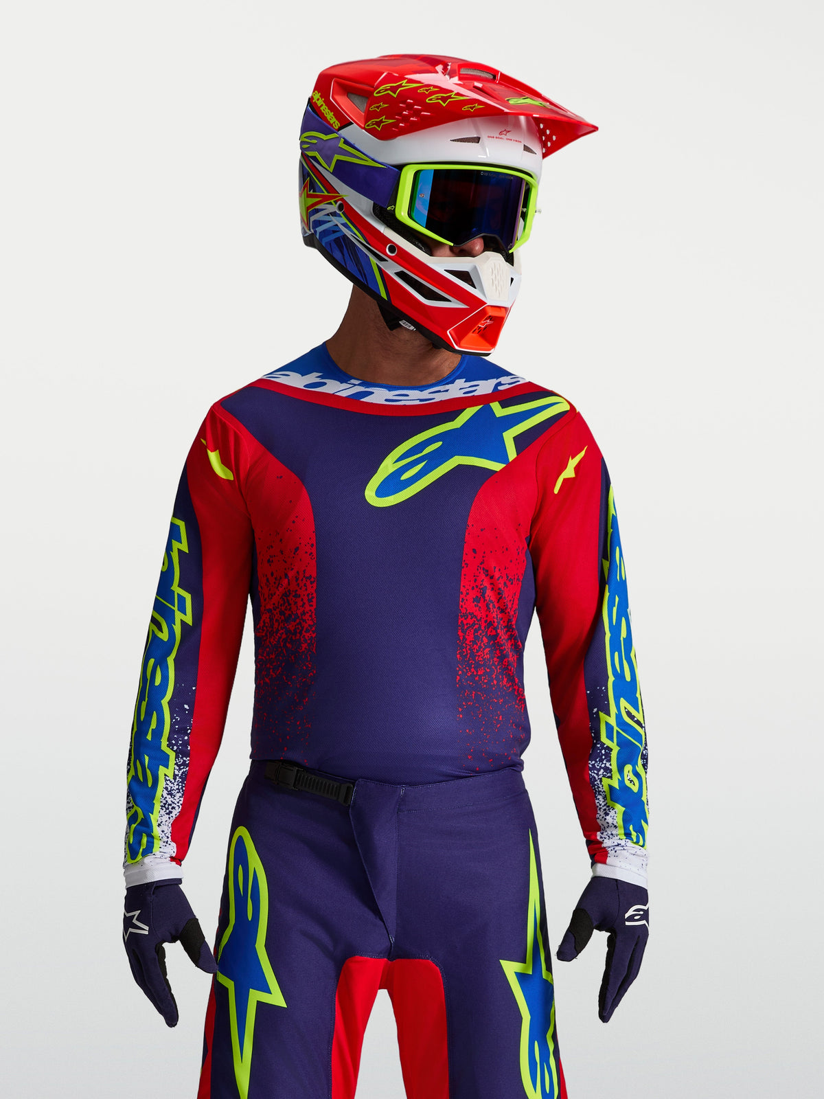 Alpinestars Fluid Drag trøje, herre-motocrosstrøje, navyblå og rød, åndbar til off-road-kørsel, model iført komplet MX-udstyr