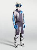 Alpinestars 2027 Fluid Drag Gear Sæt, motocross-udstyrssæt til herrer, grå og blå med hvide detaljer, trøje og bukser i åndbart materiale, vist med komplet racerudstyr.