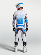 Alpinestars 2027 Fluid Drag gearsæt, herre-motocrosstrøje og bukser i hvid, grå og blå, set bagfra.