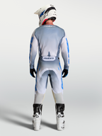 Alpinestars Racer Amber bukser og udstyrssæt, herre-motocrossudstyr i grå og blå, set bagfra.