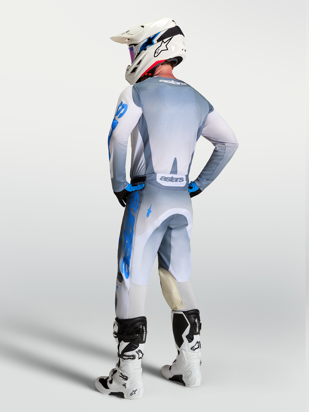 Alpinestars Racer Amber bukser og 2027 gear set, motocross-racingtøj, grå og blå, set bagfra på en rytter.