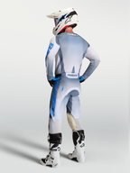 Alpinestars Racer Amber bukser og 2027 gear set, motocross-racingtøj, grå og blå, set bagfra på en rytter.