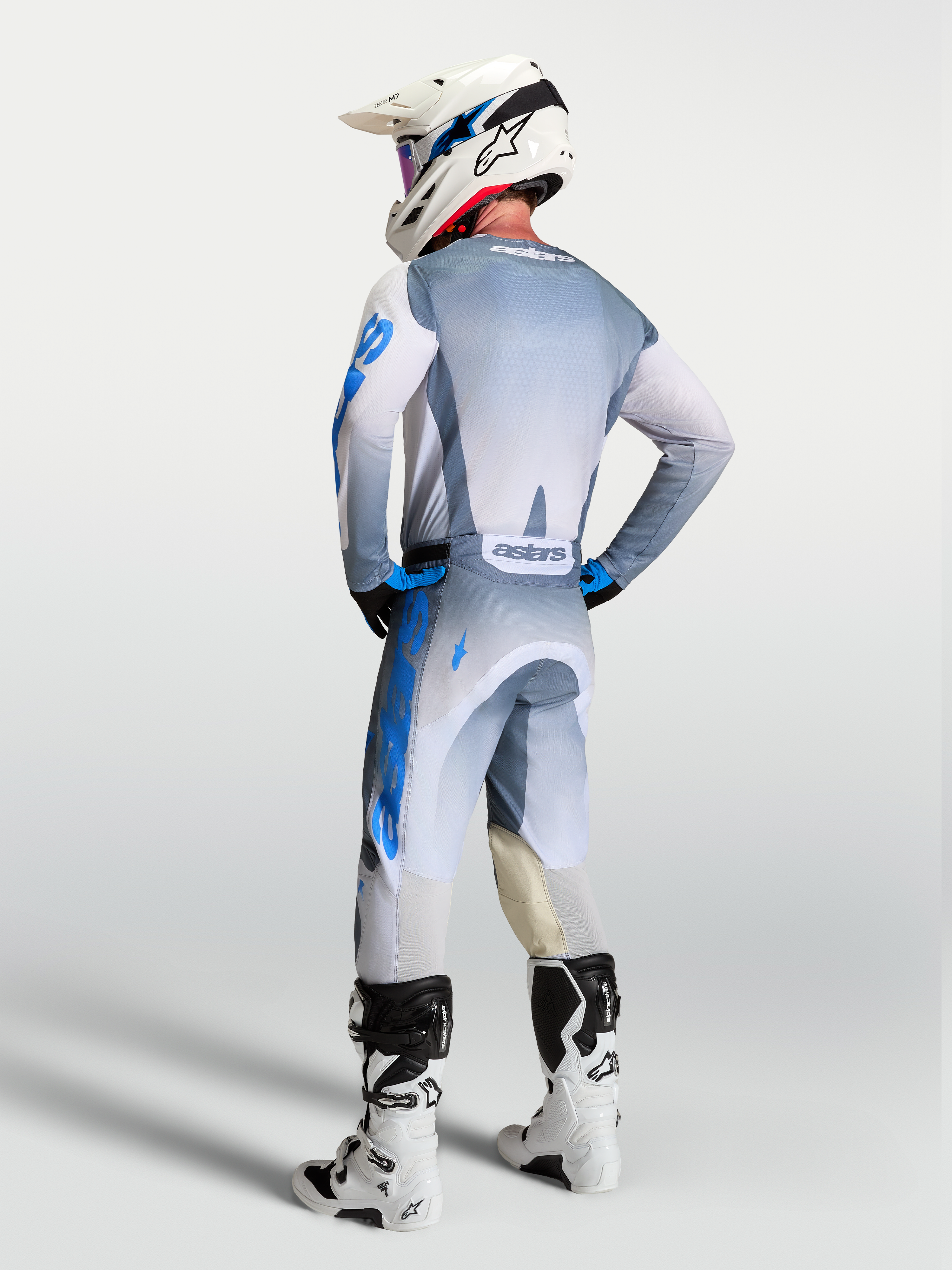 Alpinestars Racer Amber bukser og 2027 gear set, motocross-racingtøj, grå og blå, set bagfra på en rytter.
