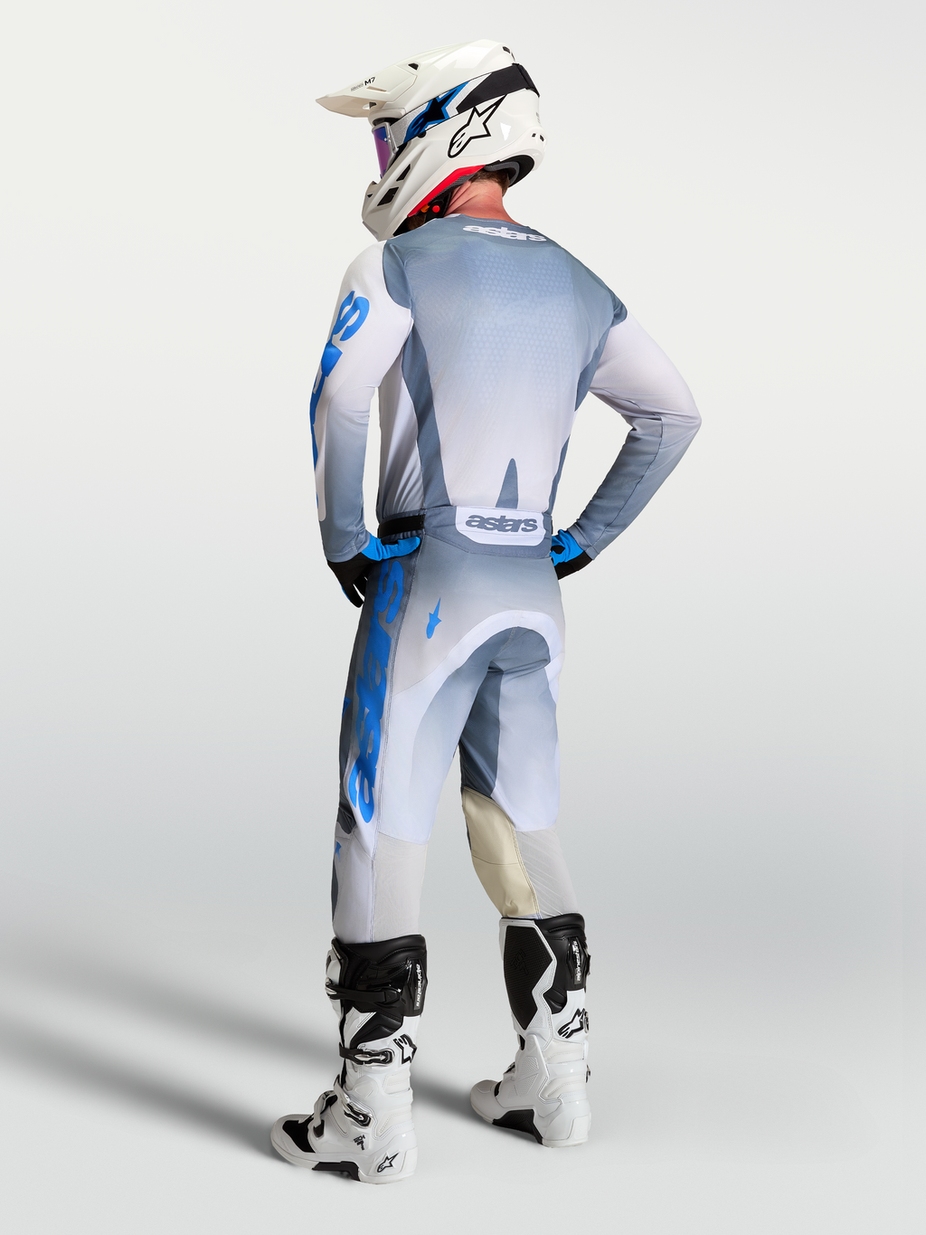 Alpinestars Racer Amber trøje, herre-motocrosstrøje i grå og blå, set bagfra med ergonomisk race pasform.
