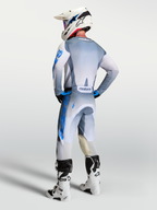 Alpinestars Racer Amber trøje, herre-motocrosstrøje i grå og blå, set bagfra med ergonomisk race pasform.