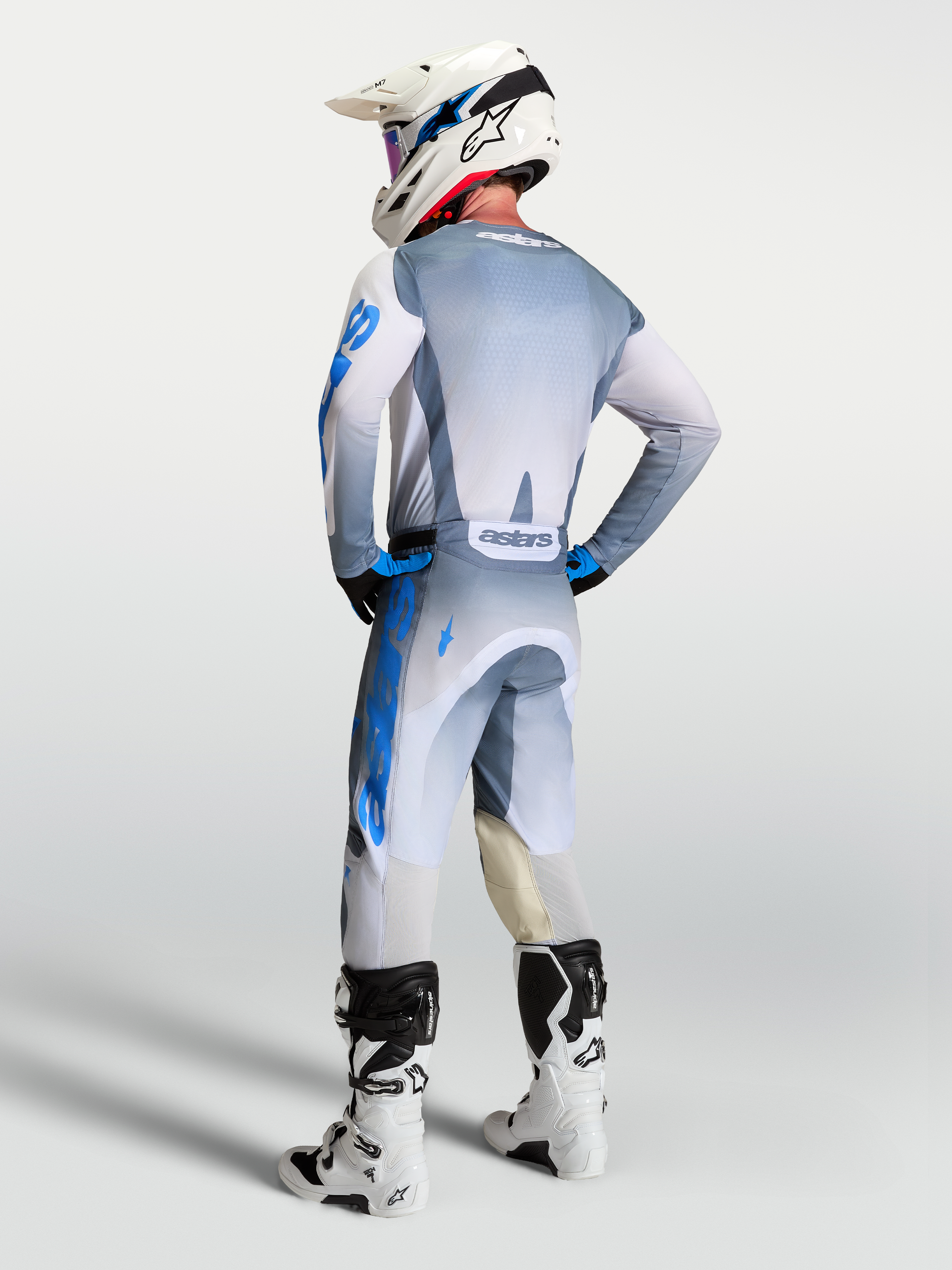 Alpinestars Racer Amber trøje, herre-motocrosstrøje i grå og blå, set bagfra med ergonomisk race pasform.