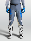 Alpinestars 2027 Racer Amber Bukser til herrer, motocrossbukser i askegrå og blå, vist med hvide racerstøvler.