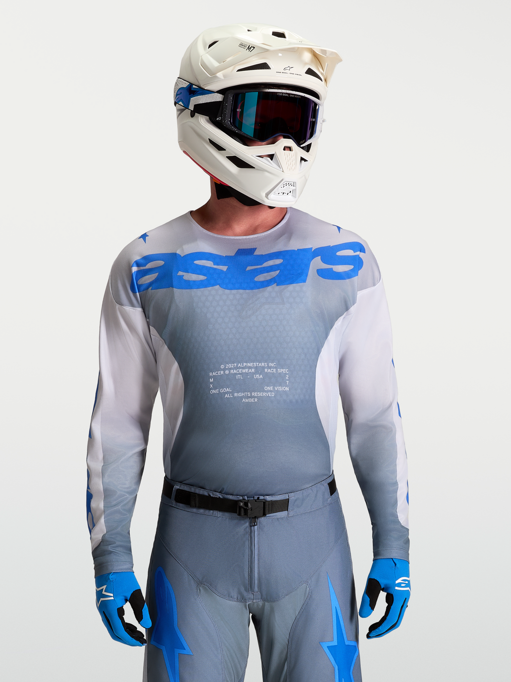 Alpinestars Racer Amber Trøje, herre motocross-udstyr i grå og blå, kombineret med hvid MX-hjelm og goggles.