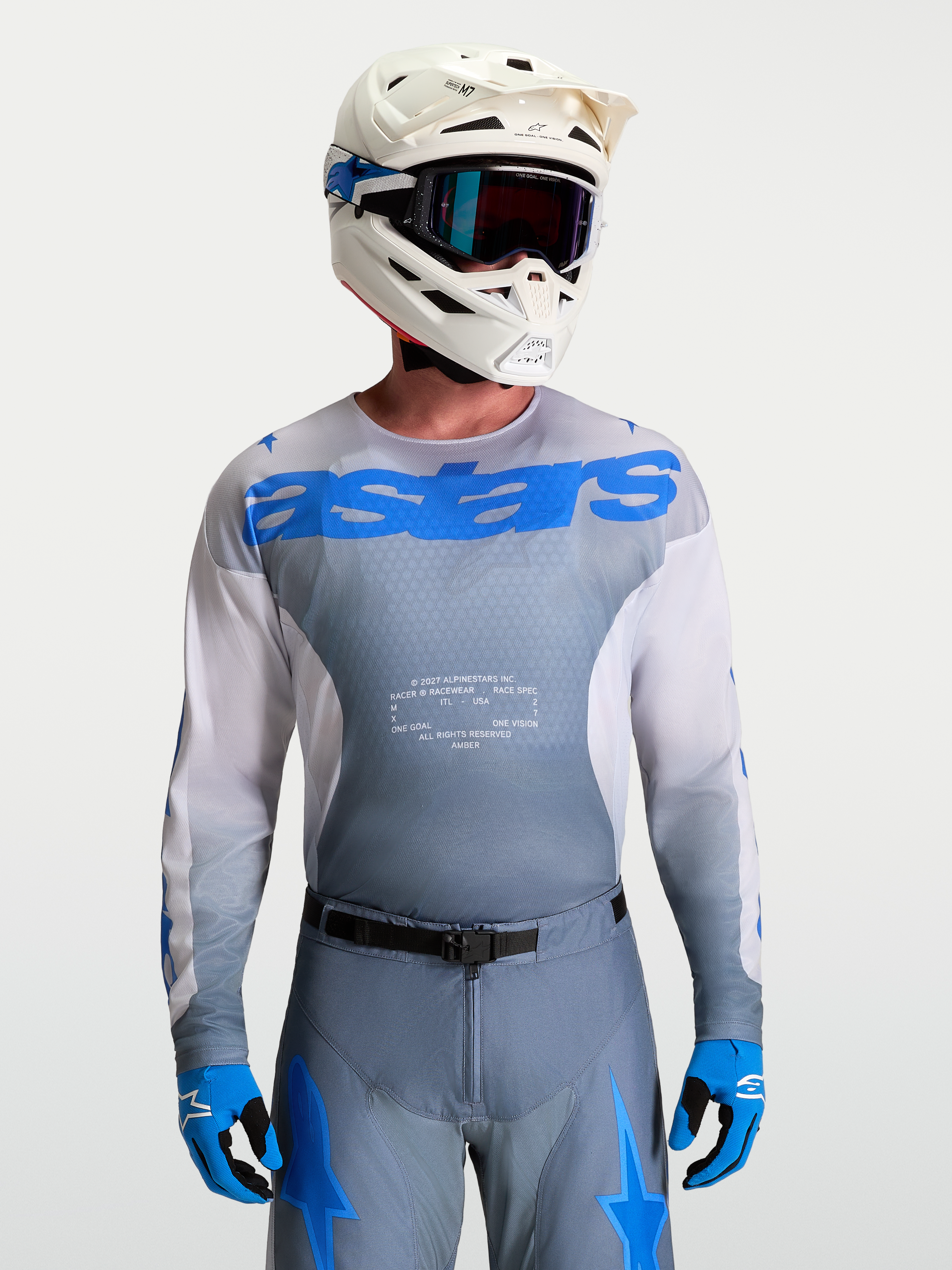Alpinestars Racer Amber Trøje, herre motocross-udstyr i grå og blå, kombineret med hvid MX-hjelm og goggles.