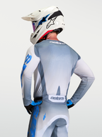 Alpinestars Racer Amber trøje, herre-motocrosstrøje, grå og blå, set bagfra på model i åndbart materiale til terrænkørsel.
