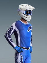 Alpinestars 2026 Racer Air Portl trøje, motocross-trøje, Ucla Blue og hvid, båret med en hvid hjelm, blå briller og matchende handsker, med et åndbart mesh-design til off-road racing i høje temperaturer