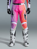 Alpinestars 2026 Racer Air Portl bukser, motocross-bukser, levende lilla, pink og orange gradient, med markante stjernelogoer på lårene, båret med hvide racerstøvler og sorte handsker, designet til højpræstations terrænkørsel.