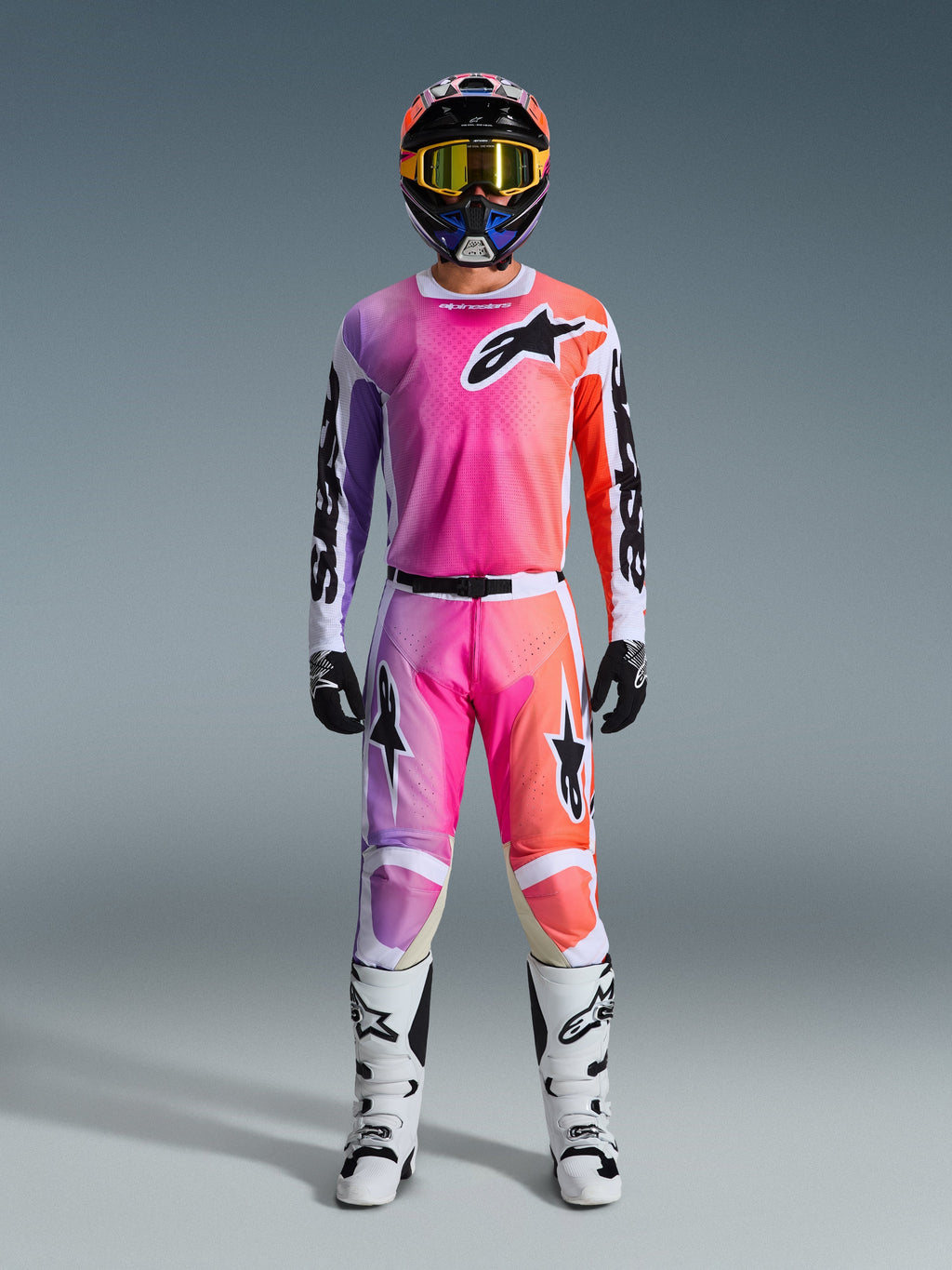 Alpinestars 2026 Racer Air Portl-racerudstyr, komplet motocross-sæt med pink, lilla og orange gradient-design på trøje og bukser, matchende hjelm, gule goggles, hvide støvler og sorte handsker, koordineret off-road look