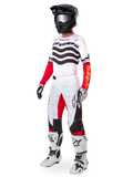 Alpinestars Limited Edition Techstar Deep-udstyrssæt, komplet motocross-racerudstyr, hvid jersey med sorte bølgemønstre og røde ærmer, hvide bukser med røde og sorte detaljer, sort hjelm med sølvfarvede goggles, hvid-sorte handsker, hvide støvler, koordineret MX-raceroutfit