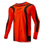Alpinestars 2024 Fluid Lurv Jersey, motocross-trøje, Hot Orange og sort, lange ærmer med sorte buede paneler, har sort Alpinestars-logo på brystet og branding på halsen, atletisk sportspasform til off-road racing