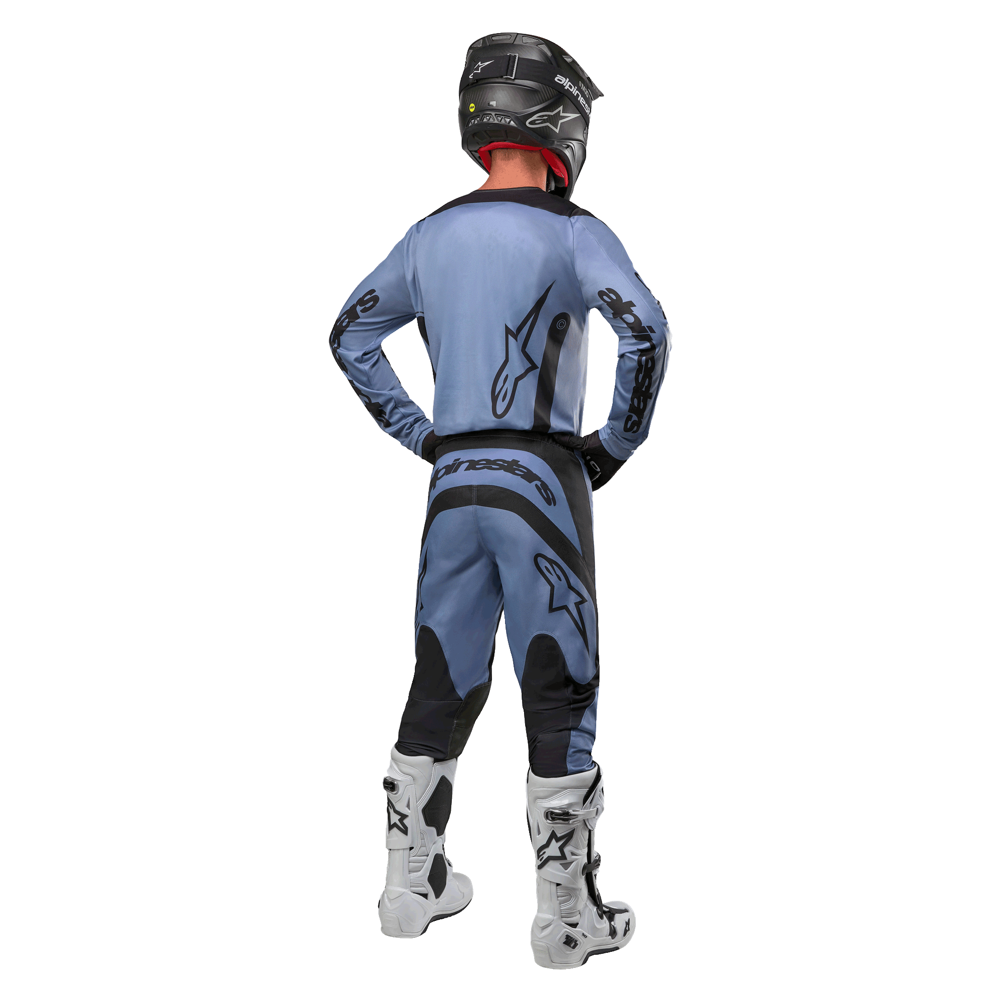 Motocross-rytter set bagfra iført Alpinestars 2024 Fluid Lurv-trøje og matchende bukser i lyseblå og sort, med sort branding på ryggen og ærmerne, kombineret med en sort hjelm og hvide støvler.