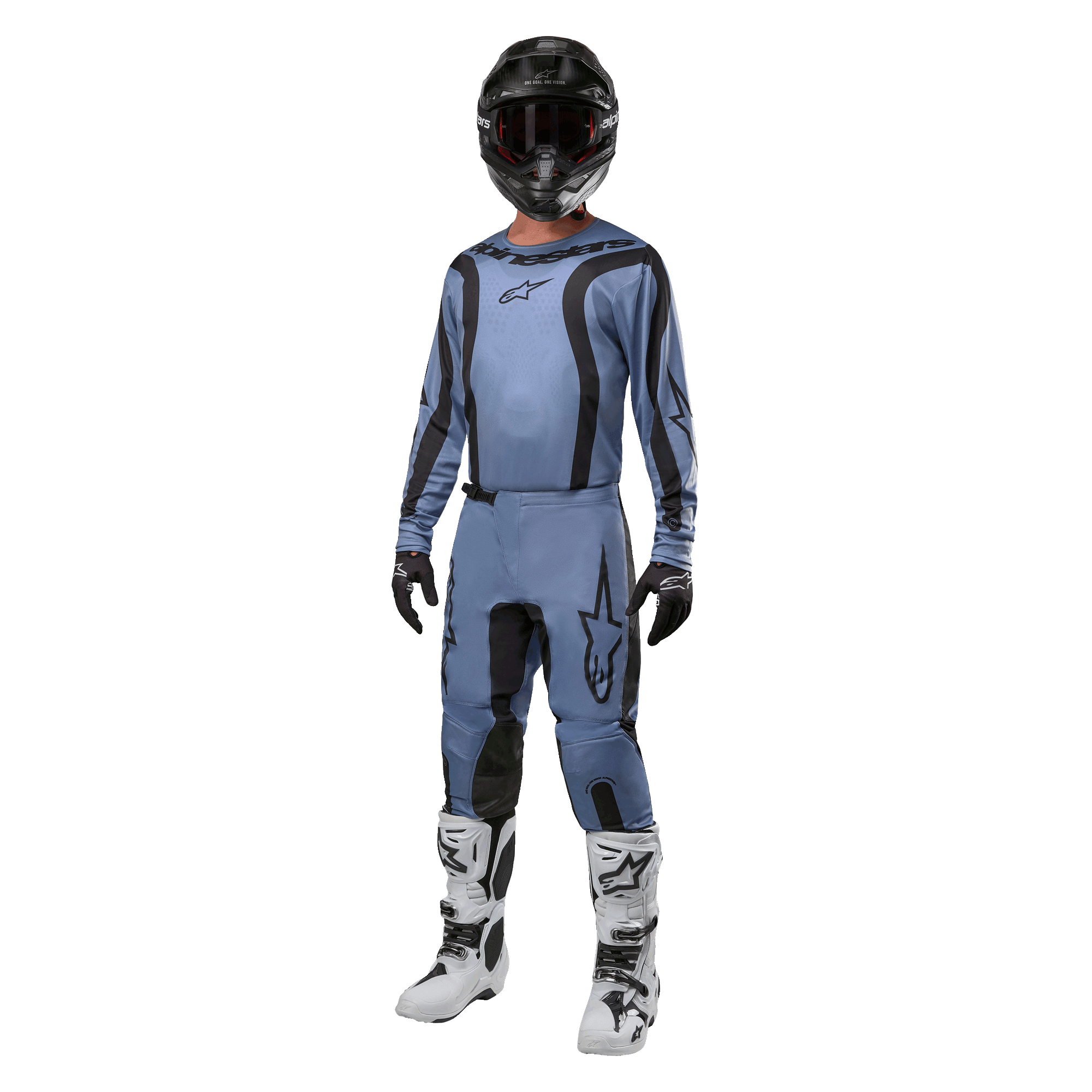 Motocross-kører iført komplet racerudstyr, Alpinestars 2024 Fluid Lurv-trøje i lyseblå og sort, matchende lyseblå bukser med sorte paneler, hvide og sorte støvler, sorte handsker og sort hjelm med goggles, koordineret sæt til terrænkørsel