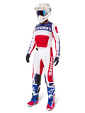 Alpinestars Limited Edition Techstar Fortitude Gear Set, motocross-udstyr, rød, hvid og blå, med hvid trøje med markant grafik, matchende racerbukser, hvid hjelm med briller og koordinerede blå og røde støvler, professionelt racerudstyr til terrænkørsel