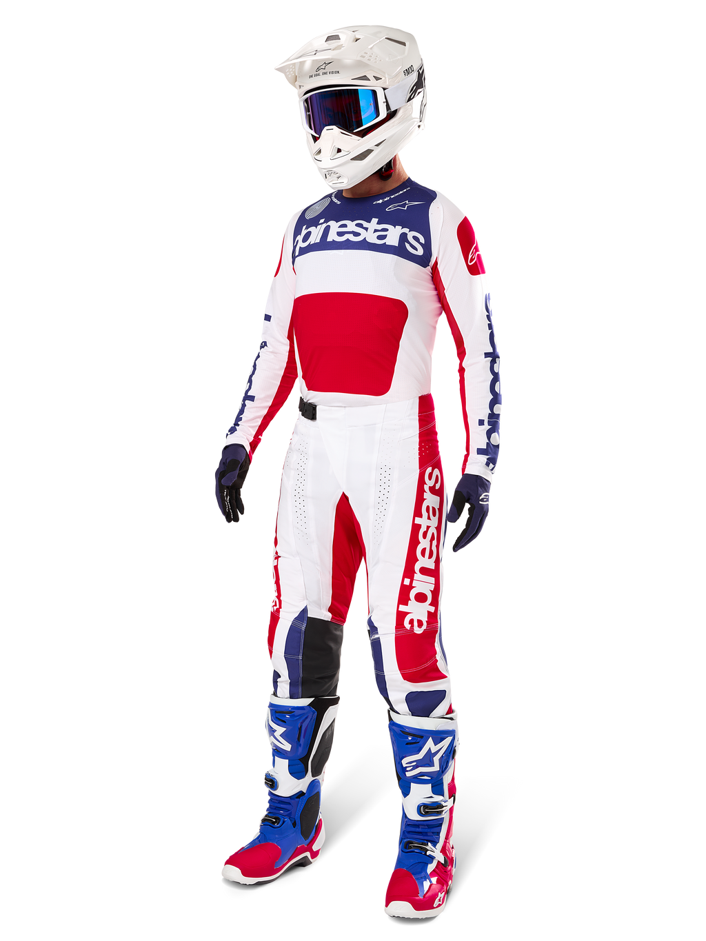 Alpinestars Limited Edition Techstar Fortitude Jersey, komplet motocross-udstyr, rød, hvid og blå, matchende motocross-bukser, hvid hjelm med blå briller og blå og røde støvler, koordineret look til terrænkørsel.
