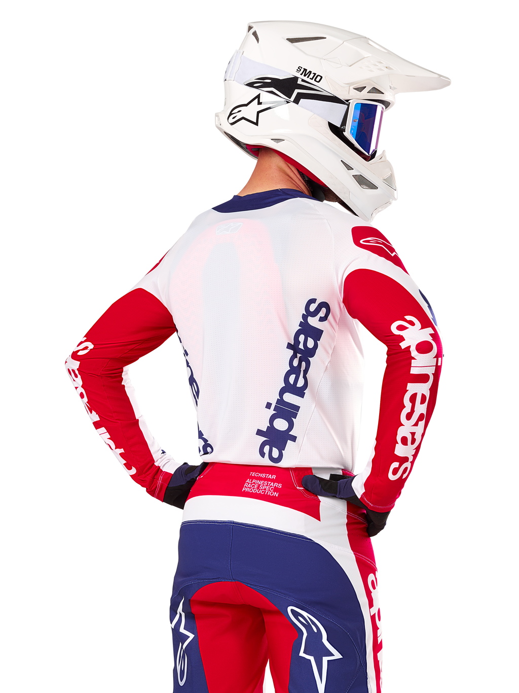 Alpinestars Limited Edition Techstar Fortitude trøje, motocross-trøje, klar rød, hvid og blå, set bagfra på en kører iført hvid hjelm og matchende udstyr, markante Alpinestars-logoer på ryggen og ærmerne, designet til højtydende off-road racing