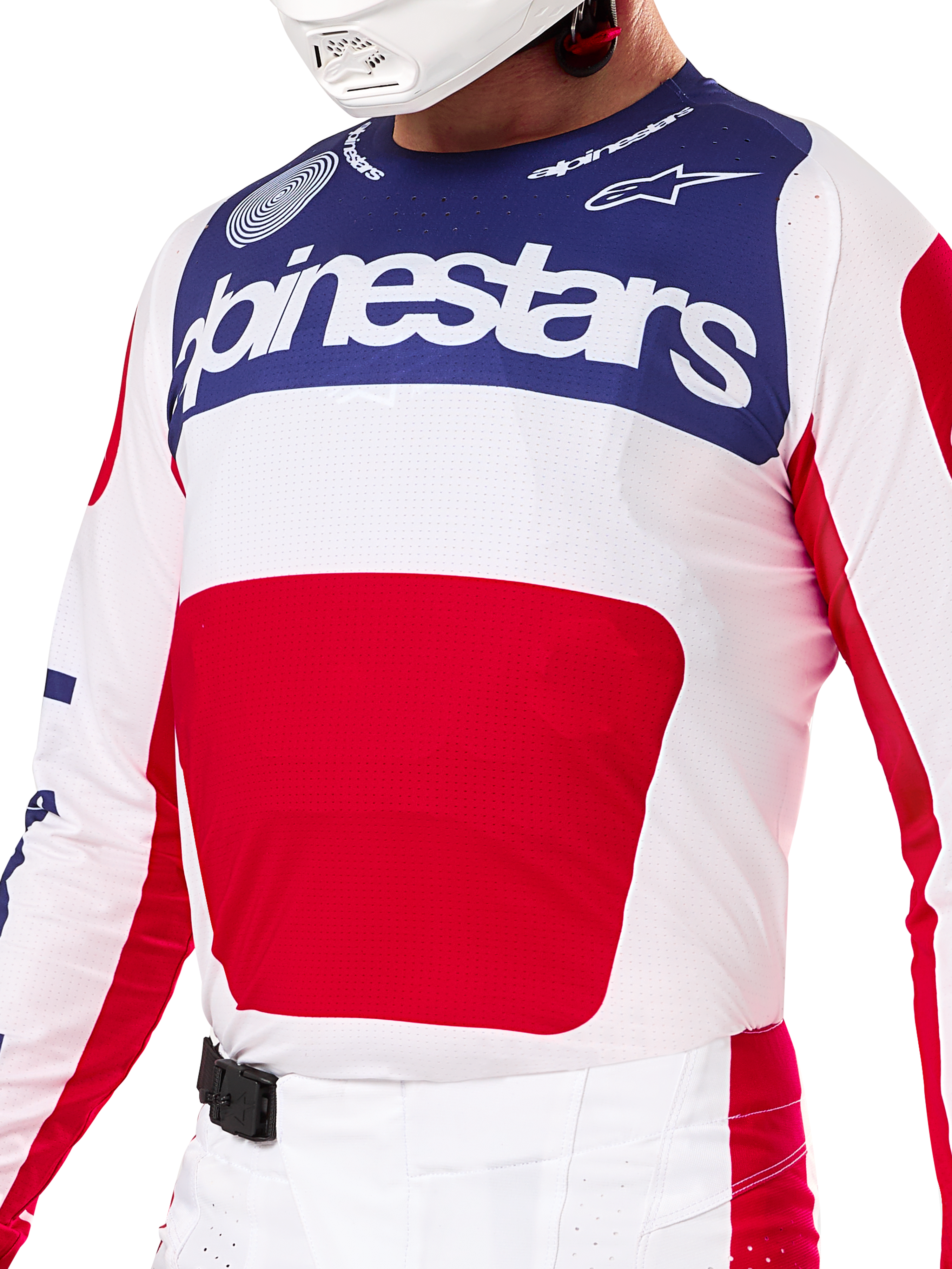 Alpinestars Limited Edition Techstar Fortitude udstyrssæt, motocross jersey og bukser i rød, hvid og blå, hvid jersey med mørkeblåt øvre panel og stor rød grafik, matchende hvide og røde bukser med SX2-magnetspænde, atletisk pasform med laserskårne perforeringer til off-road racing.
